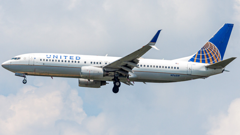 Photo of N76519 - United Airlines Boeing 737-800 at IAH on AeroXplorer Aviation Database
