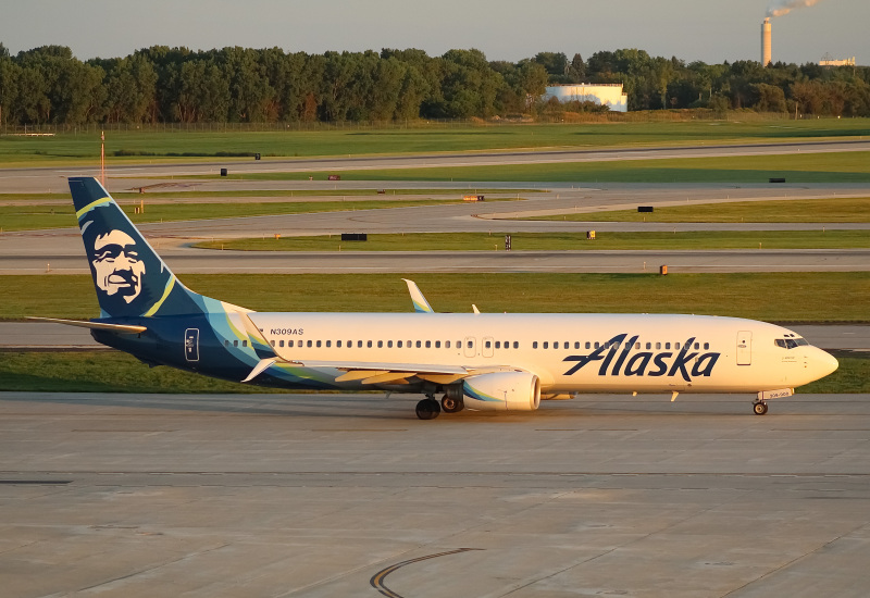 Photo of N309AS - Alaska Airlines Boeing 737-900 at MKE on AeroXplorer Aviation Database