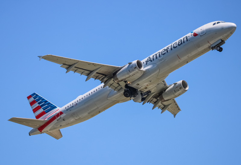 Photo of N557UW - American Airlines Airbus A321-200 at BWI on AeroXplorer Aviation Database