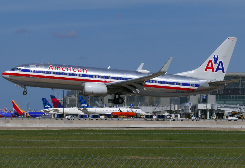 Photo of N921NN - American Airlines Boeing 737-800 at AUS on AeroXplorer Aviation Database