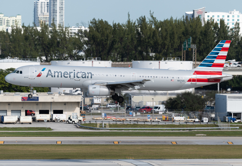 Photo of N921US - American Airlines Airbus A321-200 at FLL on AeroXplorer Aviation Database