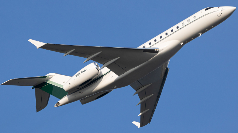 Photo of N950MP - PRIVATE Bombardier Global 6000 at DCA on AeroXplorer Aviation Database