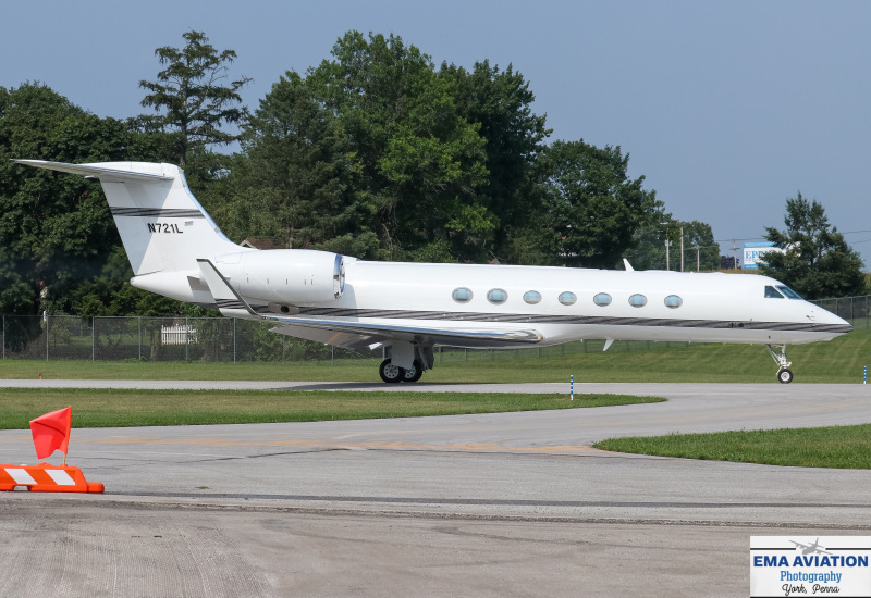 Photo of N721L - PRIVATE Gulfstream G550 at THV on AeroXplorer Aviation Database