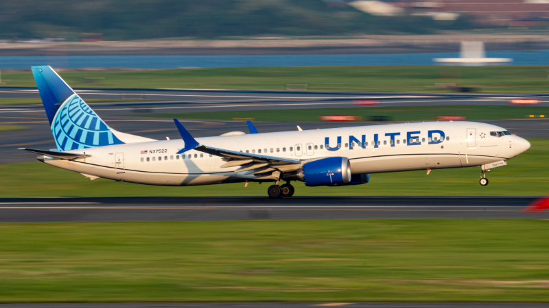 Photo of N37522 - United Airlines Boeing 737 MAX 9 at BOS on AeroXplorer Aviation Database