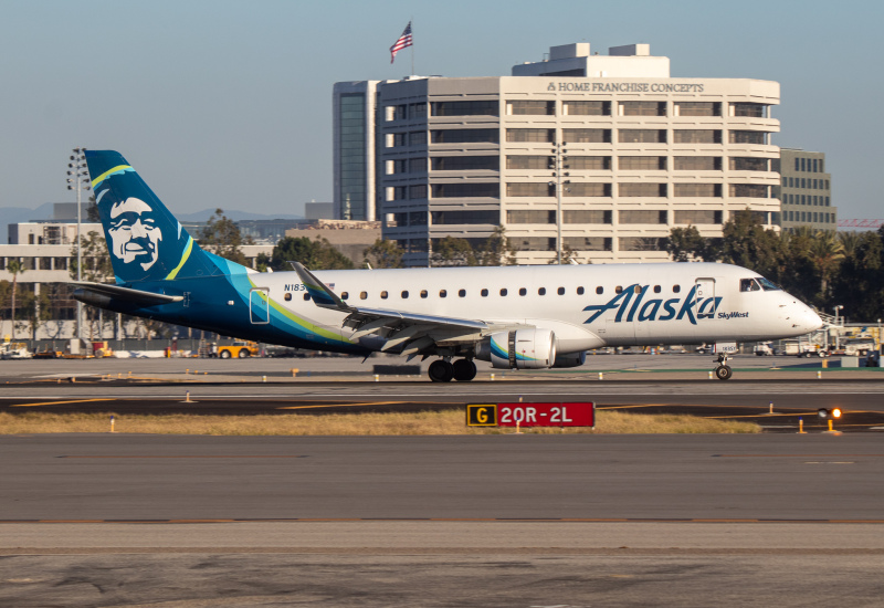 Photo of N183SY - Alaska Airlines Embraer E175 at SNA on AeroXplorer Aviation Database