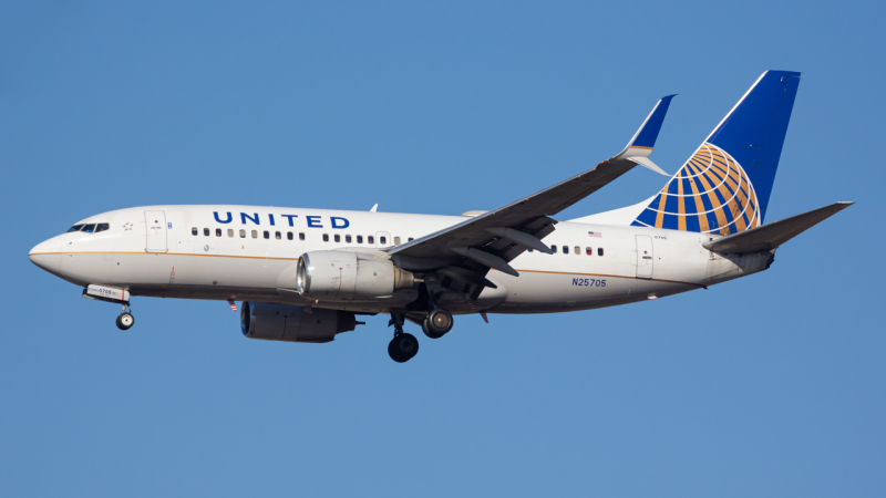 Photo of N25705 - United Airlines Boeing 737-700 at ORD on AeroXplorer Aviation Database
