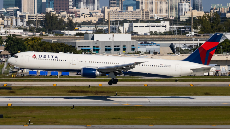 Photo of N834MH - Delta Airlines Boeing 767-400ER at Fll on AeroXplorer Aviation Database