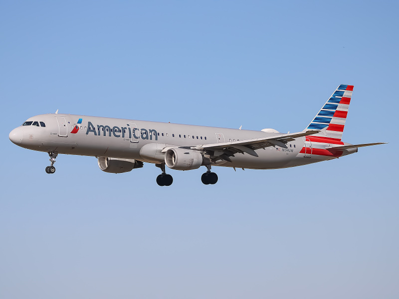 Photo of N194UW - American Airlines Airbus A321-200 at PHL on AeroXplorer Aviation Database