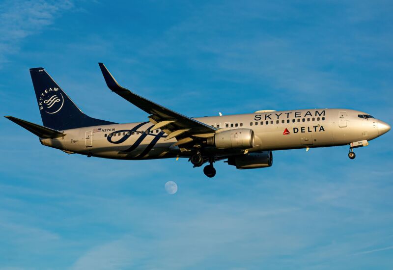 Photo of N3761R - Delta Airlines Boeing 737-800 at DCA on AeroXplorer Aviation Database