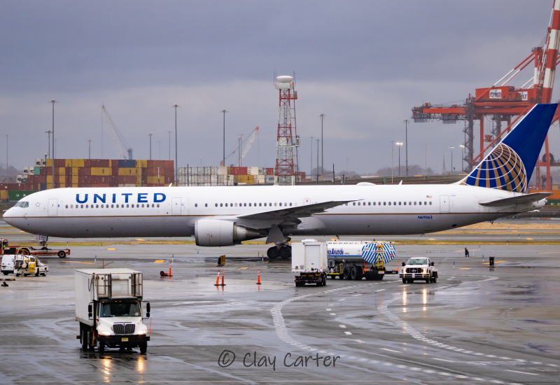 Photo of N69063 - United Airlines Boeing 767-400ER at EWR on AeroXplorer Aviation Database