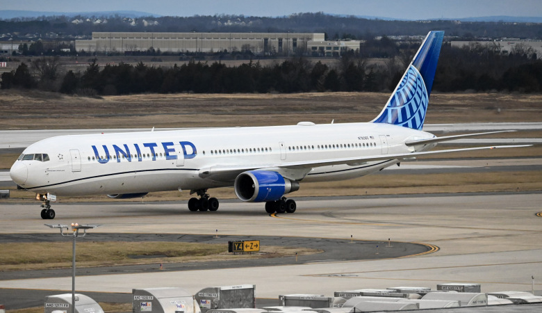 Photo of N76065 - United Airlines Boeing 767-400 at IAD on AeroXplorer Aviation Database