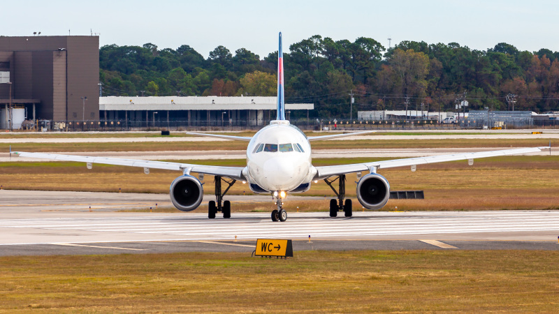 Photo of N353NW - Delta Airlines Airbus A320 at IAH on AeroXplorer Aviation Database
