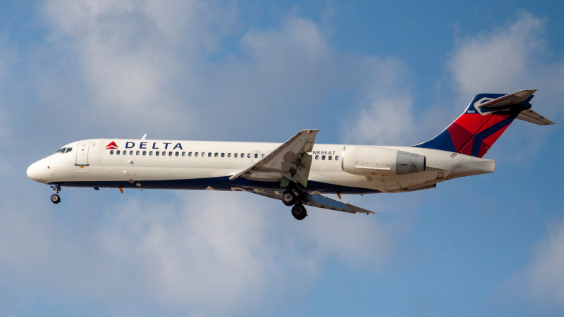 Photo of N895AT - Delta Airlines Boeing 717-200 at IAH on AeroXplorer Aviation Database