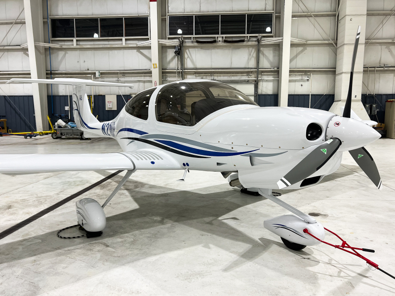 Photo of N21UP - Private  Diamond DA40 NG at Mke on AeroXplorer Aviation Database