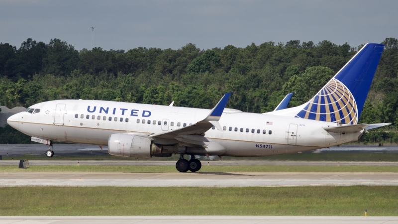 Photo of N57411 - United Airlines Boeing 737-700 at IAH on AeroXplorer Aviation Database