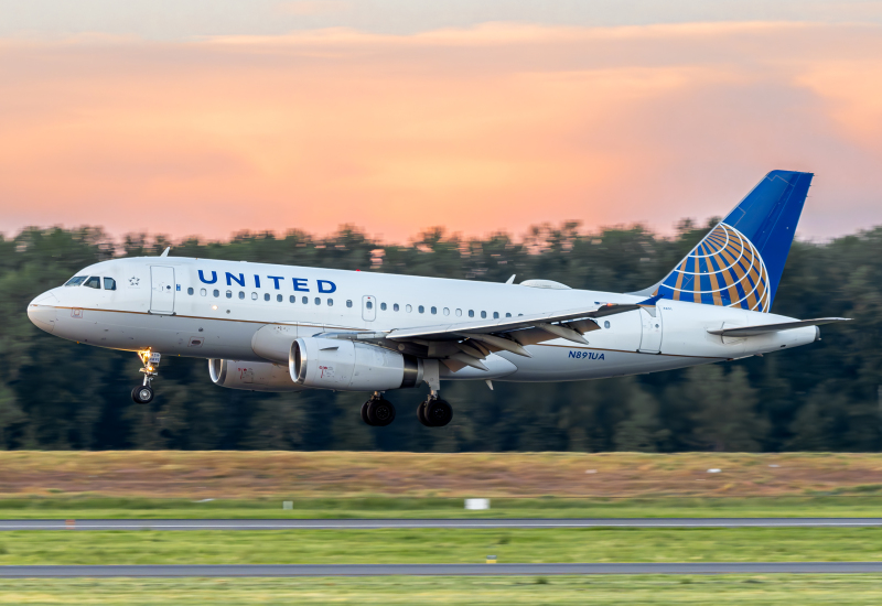 Photo of N891UA - United Airlines Airbus A319 at PDX on AeroXplorer Aviation Database