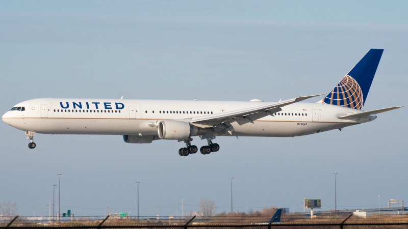 Photo of N76065 - United Airlines Boeing 767-400 at PHL on AeroXplorer Aviation Database