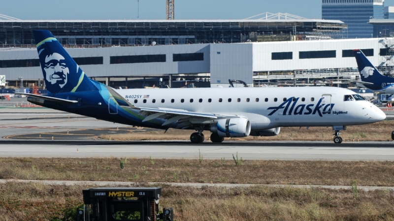 Photo of N402SY - Horizon Air Embraer E175 at LAX on AeroXplorer Aviation Database