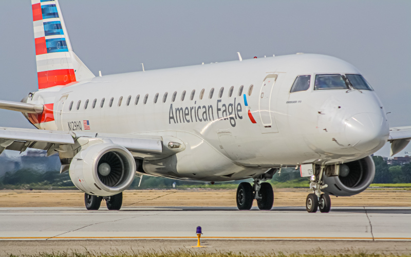 Photo of N129HQ - American Eagle Embraer E175 at DCA on AeroXplorer Aviation Database