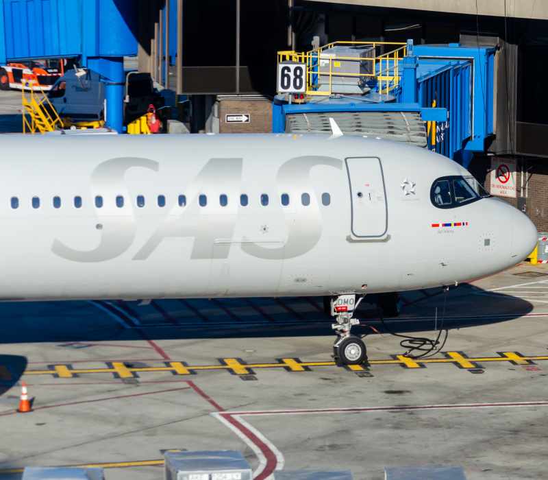 Photo of SE-DMO  - Scandinavian Airlines Airbus A321NEO at EWR on AeroXplorer Aviation Database