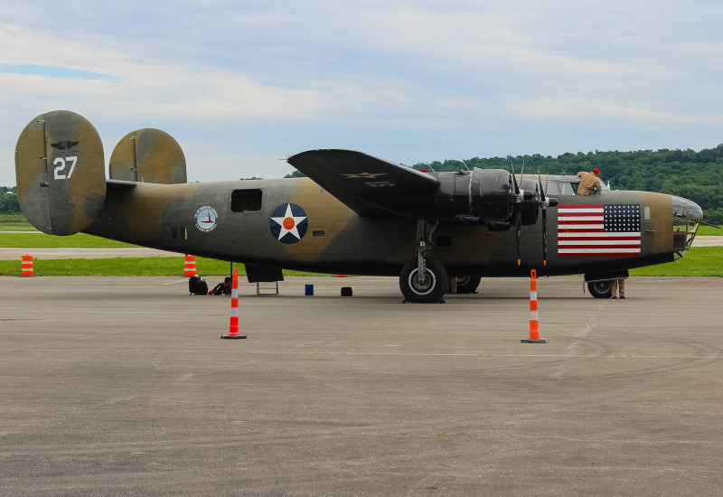 Photo of N24927 - PRIVATE Consolidated B-24 Liberator at LUK on AeroXplorer Aviation Database