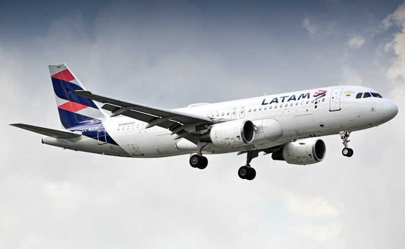 Photo of CC-BAW - LATAM Airbus A320 at MIA on AeroXplorer Aviation Database