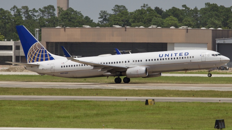 Photo of N37437 - United Airlines Boeing 737-900ER at IAH on AeroXplorer Aviation Database