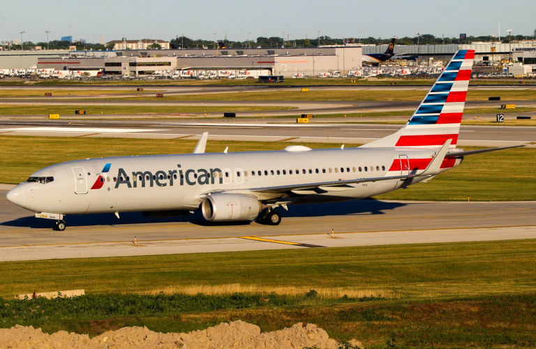 Photo of N975AN - American Airlines Boeing 737-800 at ORD on AeroXplorer Aviation Database