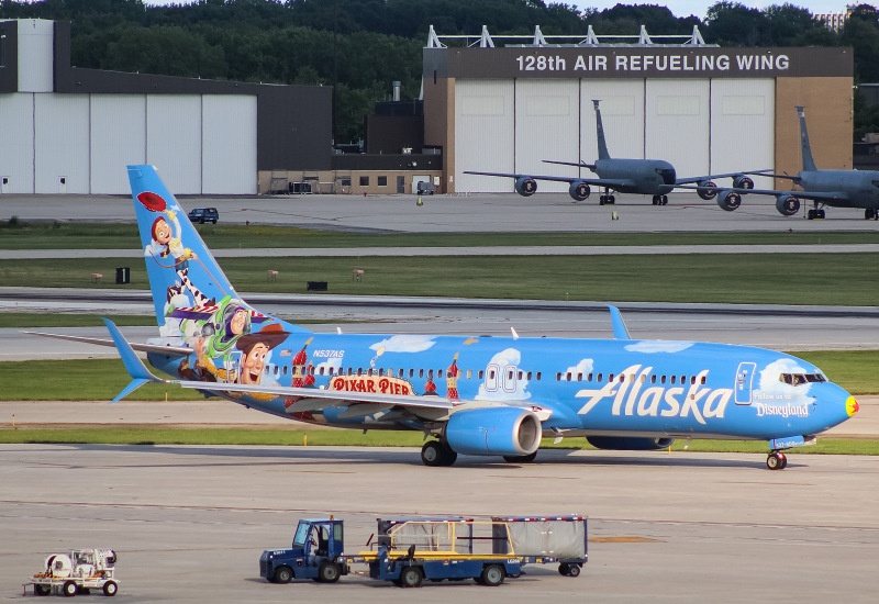Photo of N537AS - Alaska Airlines Boeing 737-800 at MKE on AeroXplorer Aviation Database