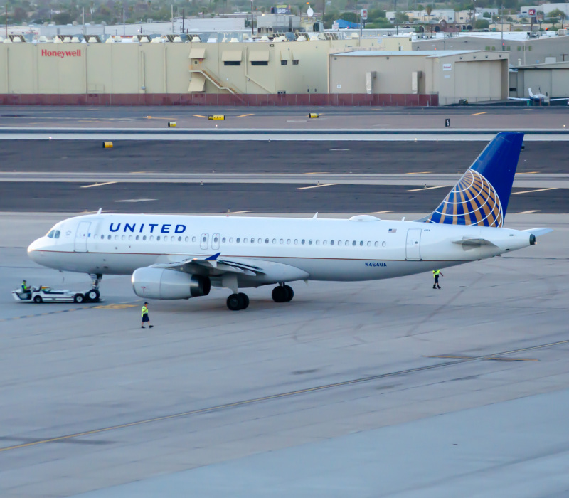 Photo of N464UA - United Airlines Airbus A320 at PHX on AeroXplorer Aviation Database