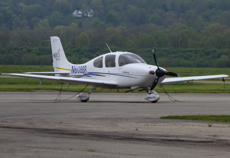 Photo of N608BR - PRIVATE Cirrus SR20 at LUK on AeroXplorer Aviation Database