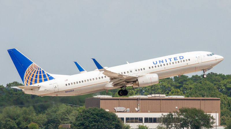 Photo of N33203 - United Airlines Boeing 737-800 at IAH on AeroXplorer Aviation Database