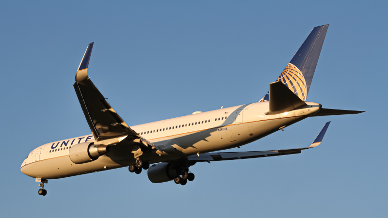 Photo of N669UA - United Airlines Boeing 767-300ER at IAD on AeroXplorer Aviation Database