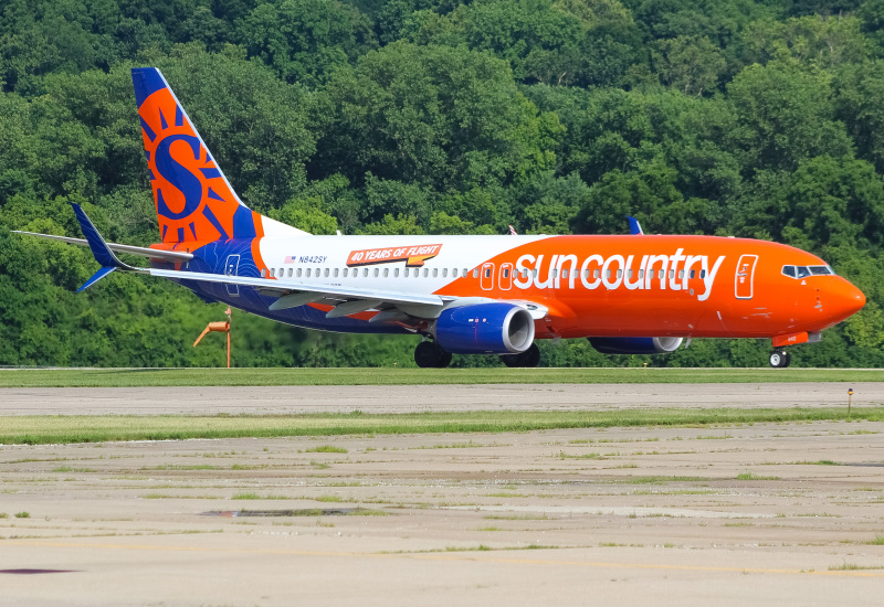 Photo of N842SY - Sun Country Airlines Boeing 737-800 at LUK on AeroXplorer Aviation Database