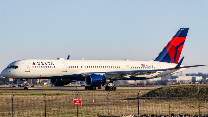 Photo of N724AG - Delta Airlines Boeing 757-200 at DCA on AeroXplorer Aviation Database
