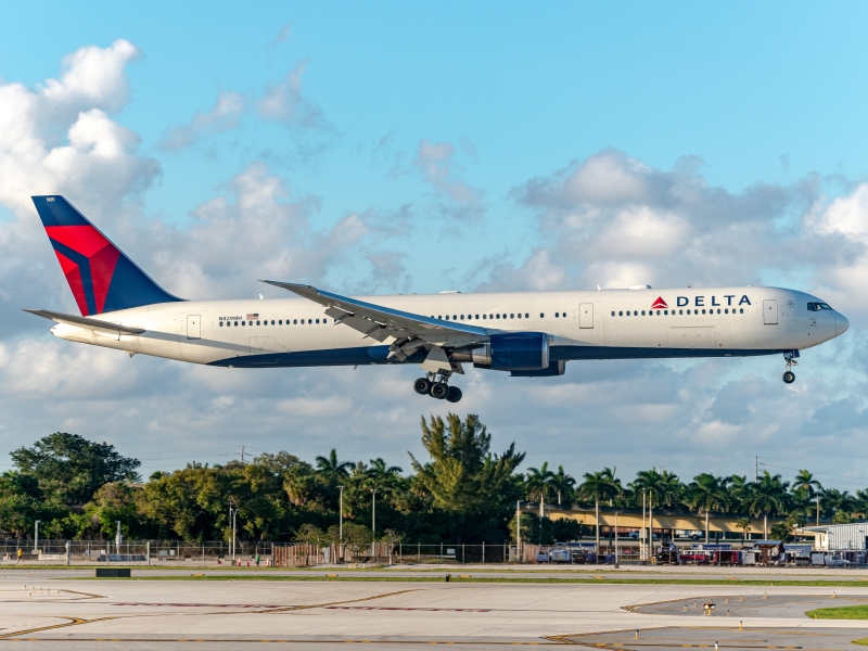 Photo of N829MH - Delta Airlines Boeing 767-400ER at FLL on AeroXplorer Aviation Database