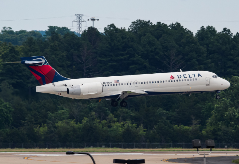 Photo of N981AT - Delta Airlines Boeing 717-200 at IAD on AeroXplorer Aviation Database