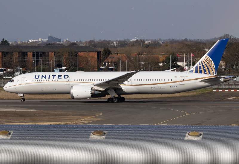 Photo of N24973 - United Airlines Boeing 787-9 at LHR on AeroXplorer Aviation Database