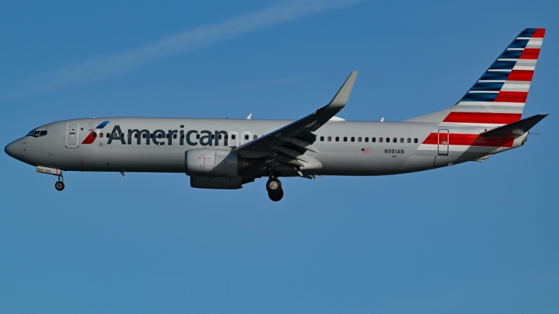 Photo of N981AN - American Airlines Boeing 737-800 at DCA on AeroXplorer Aviation Database