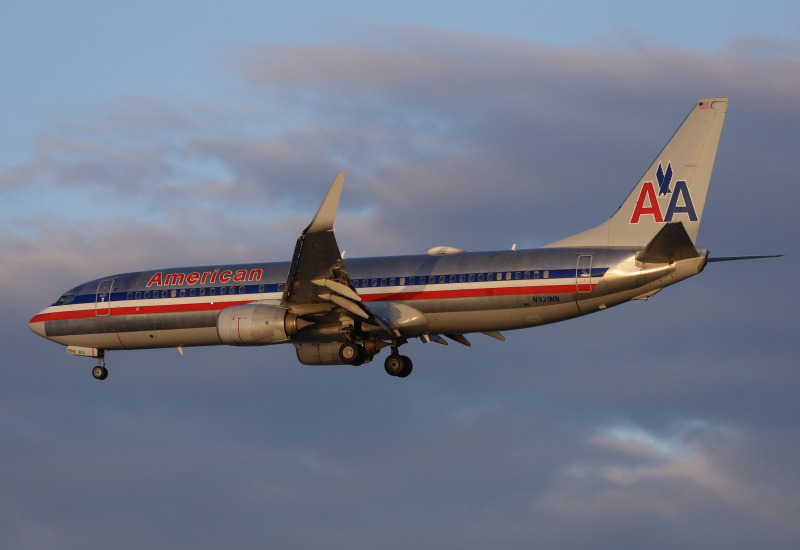 Photo of N921NN - American Airlines Boeing 737-800 at DCA on AeroXplorer Aviation Database