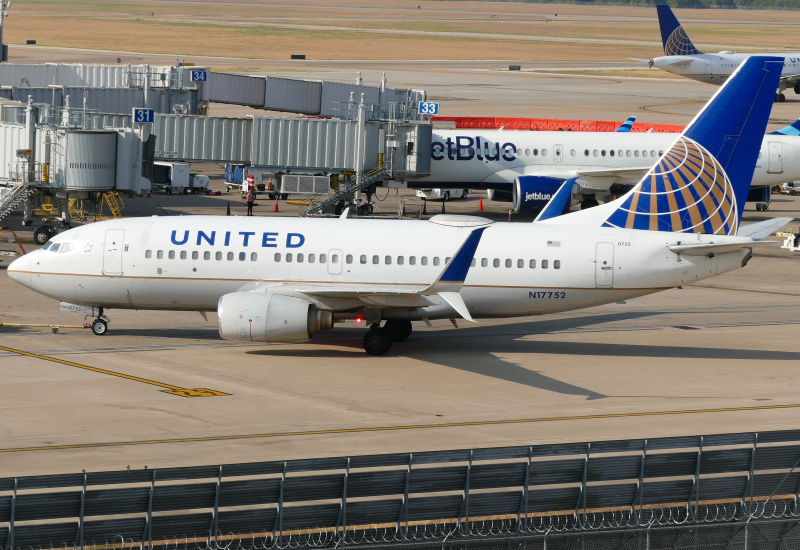 Photo of N17752 - United Airlines Boeing 737-700 at AUS on AeroXplorer Aviation Database