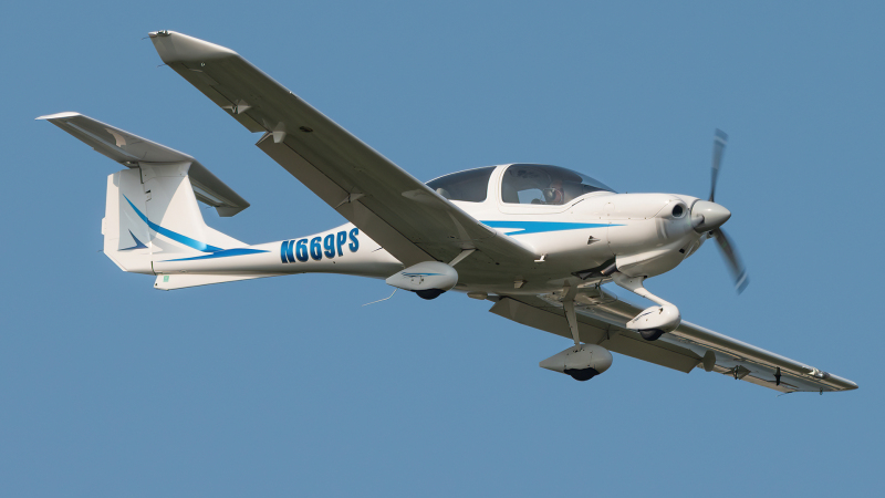 Photo of N669PS - PRIVATE DIAMOND DA-40 at IAD on AeroXplorer Aviation Database