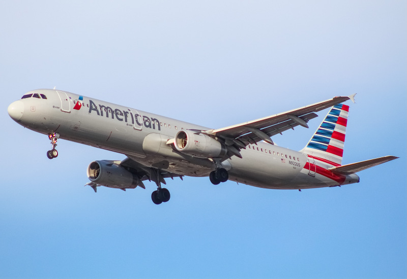 Photo of N922US - American Airlines Airbus A321-200 at ORD on AeroXplorer Aviation Database