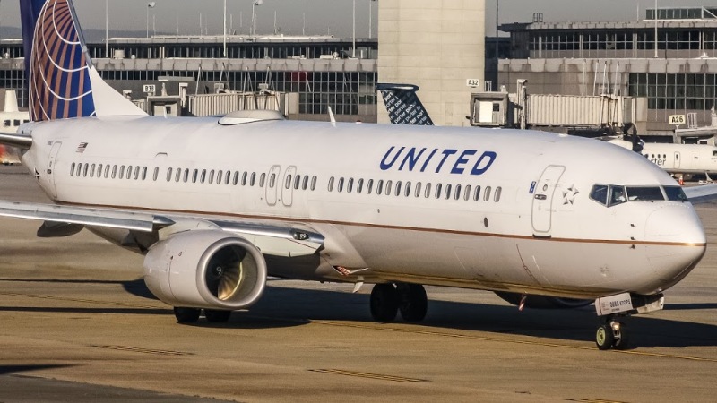 Photo of N69885 - United Airlines  Boeing 737-900ER at IAD on AeroXplorer Aviation Database