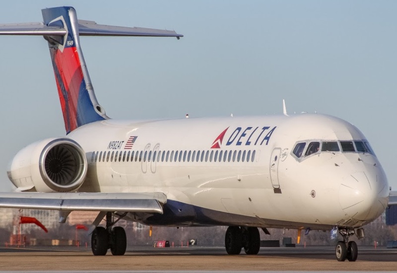 Photo of N982AT - Delta Airlines Boeing 717-200 at DCA on AeroXplorer Aviation Database