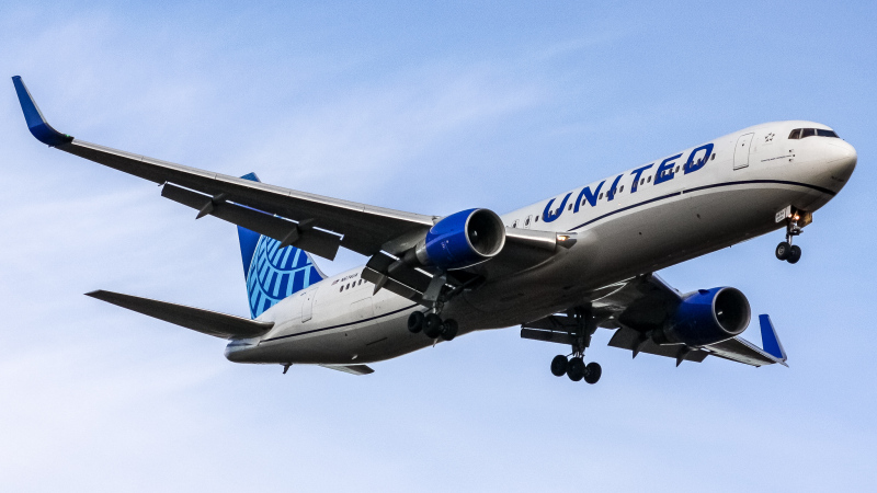 Photo of N674UA - United Airlines Boeing 767-300 at IAD on AeroXplorer Aviation Database