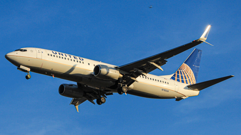 Photo of N76504 - United Airlines Boeing 737-800 at IAD on AeroXplorer Aviation Database