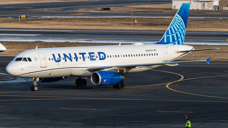 Photo of N449UA - United Airlines Airbus A320 at BOS on AeroXplorer Aviation Database