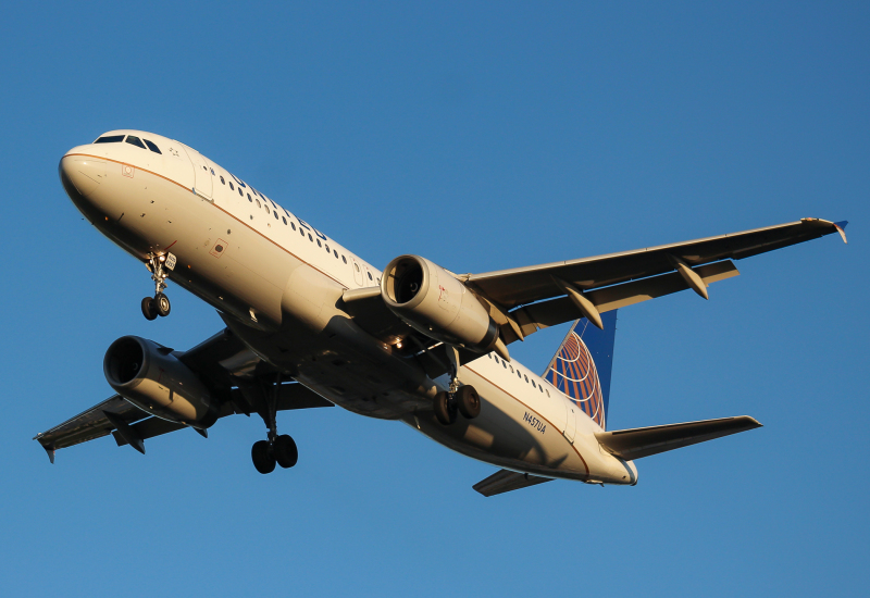 Photo of N457UA - United Airlines Airbus A319 at SEA on AeroXplorer Aviation Database