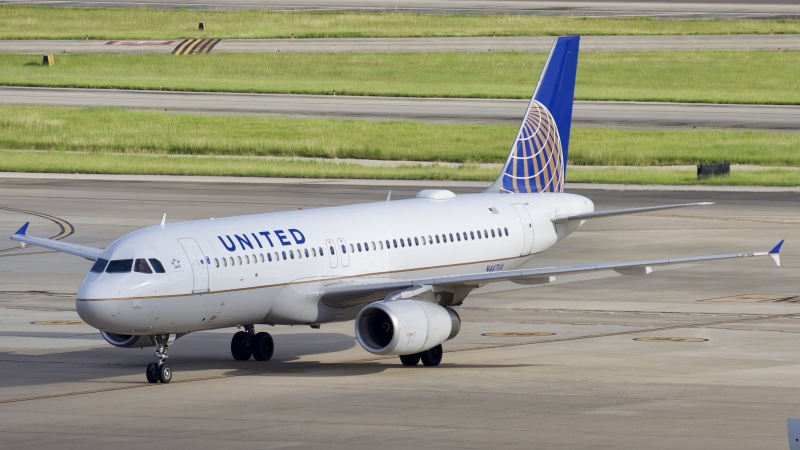 Photo of N447UA - United Airlines Airbus A320 at IAH on AeroXplorer Aviation Database